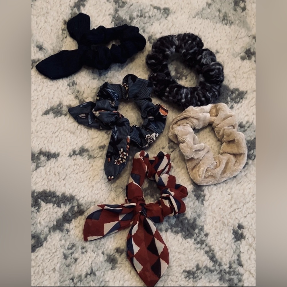 24-Piece Bundle: Fashion Scrunchies, Embellished Bands, Jaw Clips, Combs. - Picture 4 of 7